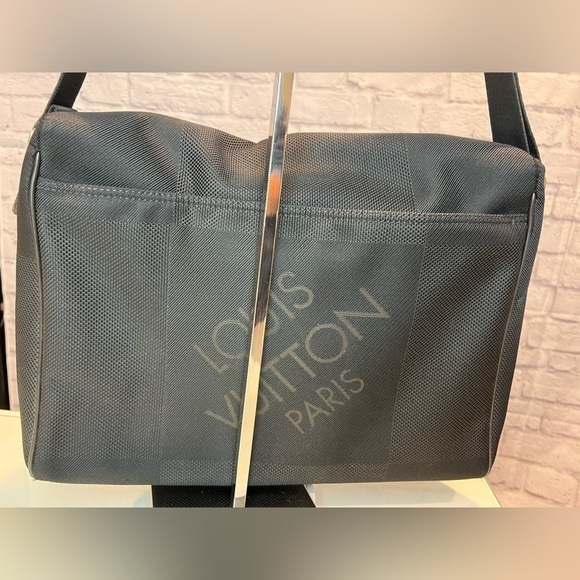 LOUIS VUITTON Damier Geant Messenger
Shoulder Bag Canvas Noir Black *Like New* - Picture 2 of 10
